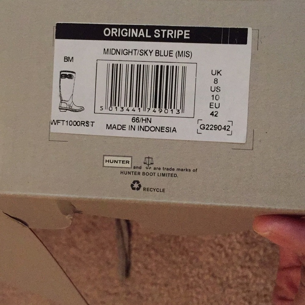 Hunter rain boots. it is 6.5 in inches across for calf  and 17 length - Picture 4 of 5
